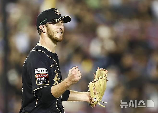 [서울=뉴시스] 김근수 기자 = 11일 서울 송파구 잠실야구장에서 열린 2025 KBO리그 KT 위즈 대 LG 트윈스의 경기, 8회말 KT 투수 패트릭이 병살로 투아웃을 잡아내자 기뻐하고 있다. 2025.09.11. ks@newsis.com