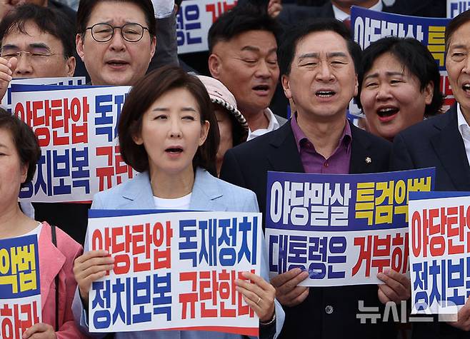 [서울=뉴시스] 김명년 기자 = 나경원(왼쪽) 국민의힘 의원과 김기현 의원이 12일 오후 서울 여의도 국회에서 열린 '야당탄압 독재정치 규탄대회'에서 구호를 외치고 있다. 2025.09.12. kmn@newsis.com