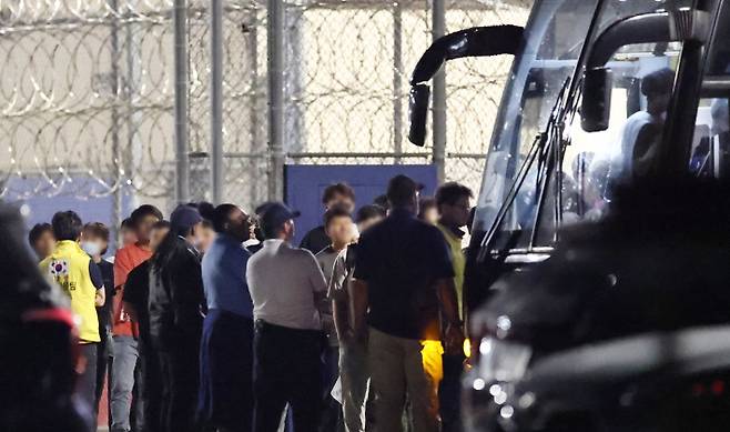 이민단속으로 체포됐던 현대차-LG엔솔 배터리공장 건설 현장 직원들이 애틀랜타 공항으로 향하기 위해 11일(현지시간) 미국 조지아주 포크스턴의 이민세관단속국(ICE) 구금시설을 나서며 버스에 탑승하고 있다. 연합뉴스
