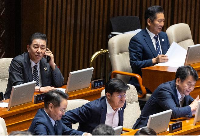 3대 특검법 개정안 처리 마친 민주당 대표와 원내대표     (서울=연합뉴스) 황광모 기자 = 더불어민주당 정청래 대표(오른쪽)과 김병기 원내대표가 11일 국회 본회의에서 상정된 '더센 특검법(3대 특검법 개정안)' 개정안에 대한 수정안 처리를 지켜보고 있다. 2025.9.11     hkmpooh@yna.co.kr (끝)   <저작권자(c) 연합뉴스, 무단 전재-재배포, AI 학습 및 활용 금지> 연합뉴스