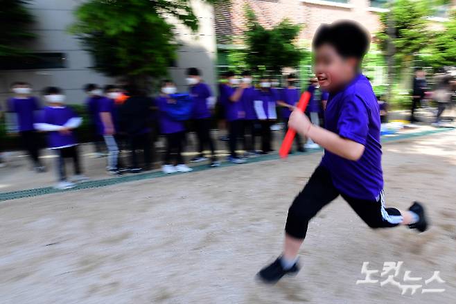 서울 한 초등학교에서 어린이들이 운동회를 즐기고 있다. 황진환 기자