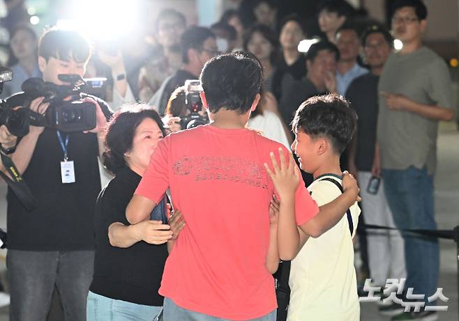 미국 조지아주 현대차그룹-LG에너지솔루션 배터리 합작 공장 건설 현장에서 구금됐다가 석방된 한국인 노동자들이 12일 오후 인천국제공항을 통해 귀국해 가족들과 인사를 나누고 있다. 인천공항=황진환 기자