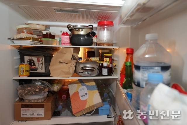 전문가들은 무엇보다 유족을 위해 ‘생전 정리’를 권한다. 고독사 현장의 냉장고. 김원철 프리랜서 사진기자
