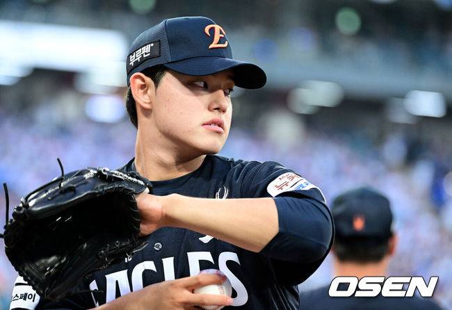 [OSEN=대구, 최규한 기자] 6일 대구삼성라이온즈파크에서 ‘2025 신한 SOL Bank KBO리그’ 삼성 라이온즈와 한화 이글스의 경기가 열렸다.홈팀 삼성은 이승현, 방문팀 한화는 문동주를 선발로 내세웠다.6회 투구를 앞두고 한화 선발 문동주가 몸을 풀고 있다. 2025.09.06 / dreamer@osen.co.kr