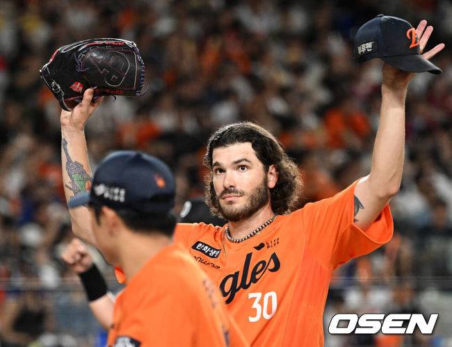 [OSEN=대전, 이대선 기자] 22일 오후 대전 한화생명볼파크에서 2025 신한 SOL Bank KBO리그 한화 이글스와 SSG 랜더스의 경기가 열렸다.한화는 폰세, SSG은 최민준을 선발로 내세웠다.7회초 수비를 마친 한화 폰세가 더그아웃으로 향하며 인사를 하고 있다. 2025.08.22 /sunday@osen.co.kr