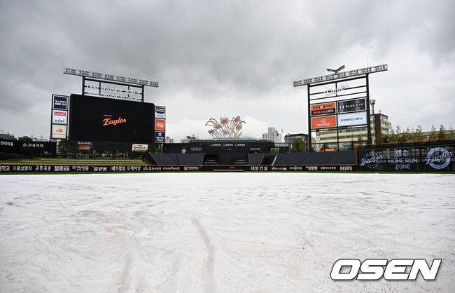 [OSEN=대전, 이대선 기자] 12일 오후 대전 한화생명볼파크에서 2025 신한 SOL Bank KBO리그 한화 이글스와 키움 히어로즈의 경기가 열렸다.한화는 폰세, 키움은 하영민을 선발 투수로 내세웠다.비가 내리는 경기장에 방수포가 덮여 있다. 2025.09.12 /sunday@osen.co.kr