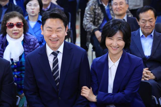 ▲더불어민주당 곽상언 의원과 그의 아내이자 고(故) 노무현 전 대통령의 딸 노정연 씨가 지난 4.10 총선 당일 오후 서울 종로구 선거사무소에서 방송3사 출구조사 결과 보도를 보며 기뻐하고 있다. ⓒ연합뉴스