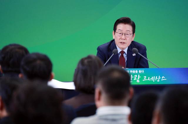 ▲이재명 대통령이 12일 강원도 춘천시 강원창작개발센터에서 열린 지역 토론회 '강원의 마음을 듣다' 타운홀 미팅에서 참석자 질문에 답하고 있다. ⓒ연합뉴스