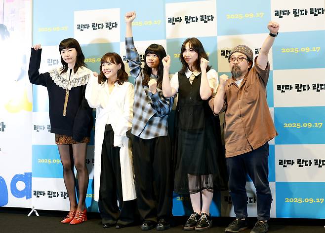 12일 서울 강남구 메가박스 코엑스에서 열린 영화 ‘린다 린다 린다’&nbsp;재개봉&nbsp;기자간담회에서 감독과 배우들이 포즈를 취하고 있다. 왼쪽부터 배두나, 마에다 아키, 카시이 유우, 세키네 시오리, 야마시타 노부히로 감독. 뉴스1