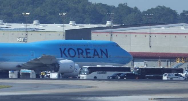 미국에 구금됐던 한국인 근로자들을 태운 전세기(사진)는 미국 현지시간으로 11일 오전 11시 38분쯤 조지아주 애틀랜타 하츠필드-잭슨 국제공항에서 출발했다. 연합뉴스