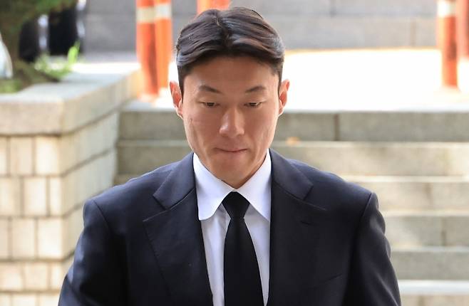 법원 출석하는 황의조 - 축구선수 황의조씨가 4일 서울 서초구 서울중앙지법에서 열린 성폭력범죄의 처벌 등에 관한 특례법 위반(카메라 등 이용촬영) 혐의 2심 선고재판에 출석하고 있다.  2025.9.4 연합뉴스