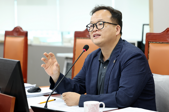 도시환경위원회 임창휘 의원. 9월 12일 열린 경기주택도시공사(GH) 사장 후보자 인사청문회에서 경기RE100과 탄소중립 등에 역할 주문. (사진=경기도의회)
