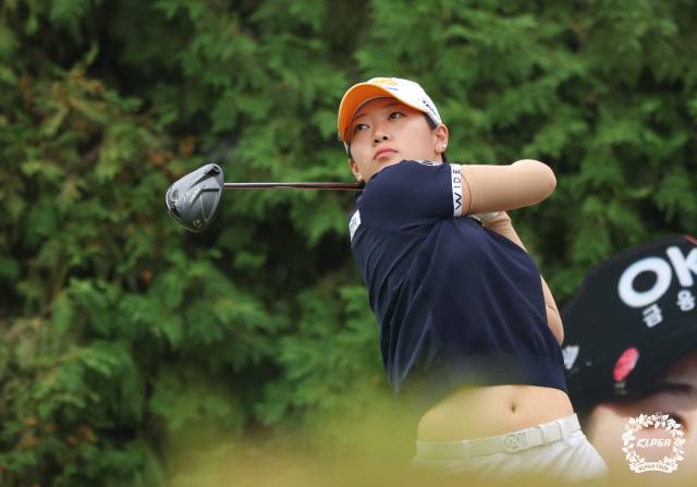 방신실이 12일 OK저축은행 읏맨 오픈 1라운드 11번 홀에서 티샷을 하고 있다. 사진 제공=KLPGA