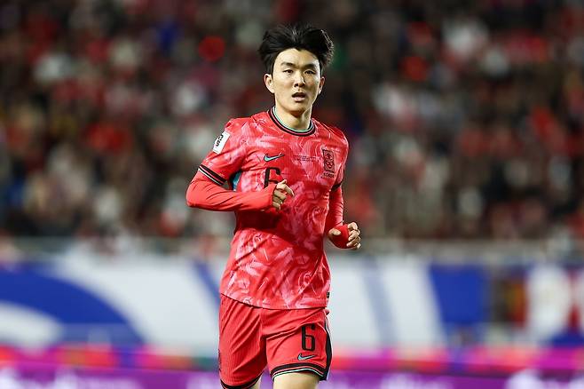 전통적인 공격형·수비형 미드필더의 개념은 모호해졌으나 중원 전 지역을 가장 완벽히 책임지는 황인범의 가치는 그대로다. 사진제공|대한축구협회