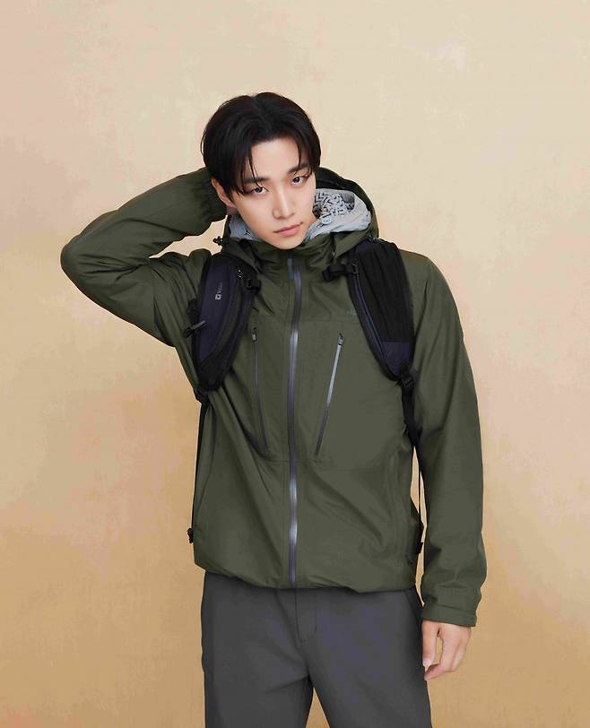 네파 2025 FW 시즌 룩북.  델 이준호