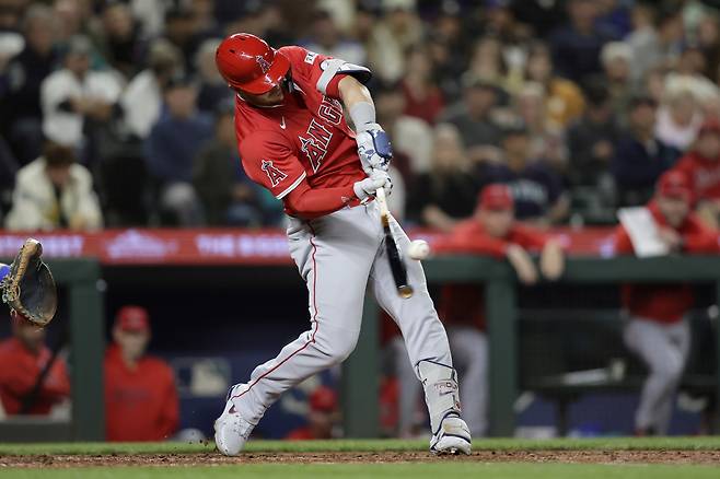 LA 에인절스 마이크 트라웃이 12일 시애틀전 5회초에 좌월 솔로홈런을 날리고 있다. AP연합뉴스