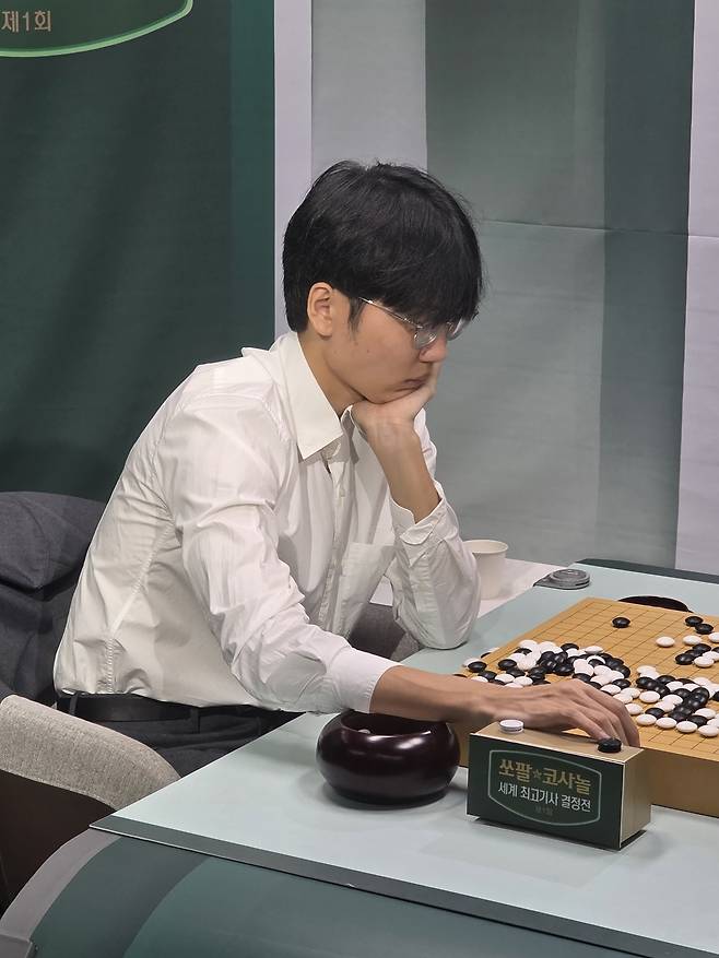 신진서 9단(오른쪽)이 12일 서울 성동구 마장로 한국기원 내 바둑TV 스튜디오에서 열린 2025 쏘팔코사놀 세계최고기사결정전에서 우승한 뒤 복기하고 있다.  윤은용 기자