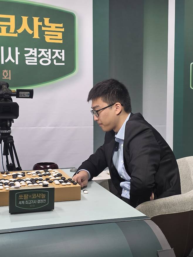 투샤오위 9단이 12일 서울 성동구 마장로 한국기원 내 바둑TV 스튜디오에서 열린 2025 쏘팔코사놀 세계최고기사결정전에서 준우승한 뒤 복기하고 있다.     윤은용 기자