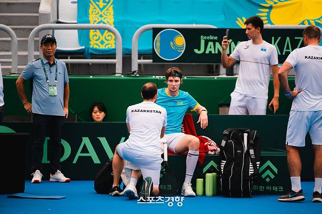 알렉산드르 부블리크가 12일 강원도 춘천시 송암스포츠타운에서 열린 2025 데이비스컵 월드그룹 1(4단 1복식) 첫날 권순우와 단식 경기에서 다리 부상으로 치료를 받고 있다. 대한테니스협회 제공