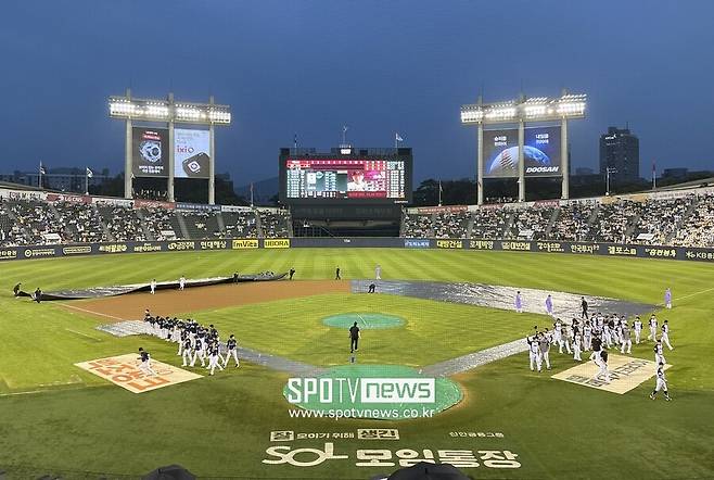 ▲ 12일 서울 잠실구장에서 열릴 예정이었던 NC 다이노스와 LG 트윈스의 경기가 날씨와 그라운드 사정으로 취소됐다. ⓒ 신원철 기자