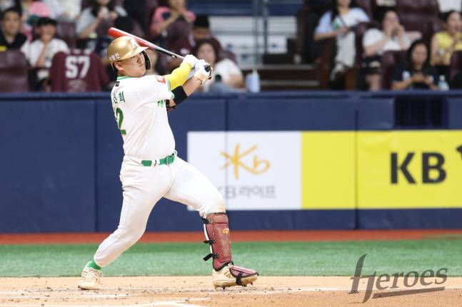 1회말 선제 1타점 적시타를 날리는 김건희. /사진=키움 히어로즈 제공