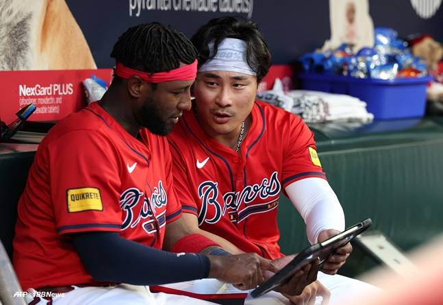 절친인 주릭슨 프로파와 대화를 나누고 있는 김하성(오른쪽). /AFPBBNews=뉴스1