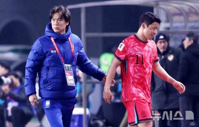 지난 3월 경기 고양시 고양종합운동장에서 열린 '2026 국제축구연맹(FIFA) 북중미 월드컵 아시아 지역 3차 예선 B조 7차전' 대한민국과 오만의 경기, 홍명보 감독이 교체된 황희찬을 격려하고 있다. /사진=뉴시스