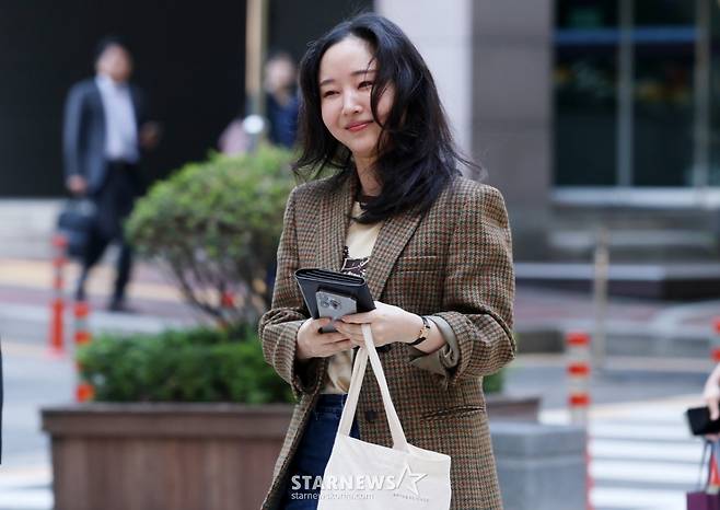 민희진과 하이브 간 주주간계약 해지 확인 및 풋옵션 청구 소송 변론기일인 11일 민희진 전 대표가 서울지방법원에 들어서고 있다. /2025.09.11 /사진=김휘선 hwijpg@