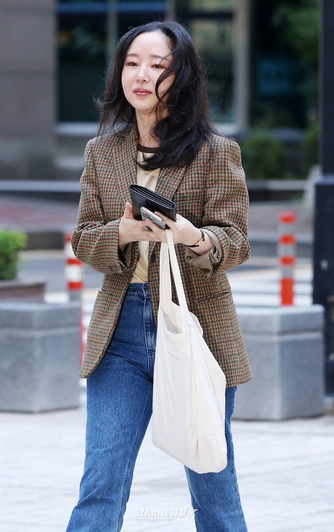 민희진과 하이브 간 주주간계약 해지 확인 및 풋옵션 청구 소송 변론기일인 11일 민희진 전 대표가 서울지방법원에 들어서고 있다. /2025.09.11 /사진=김휘선 hwijpg@