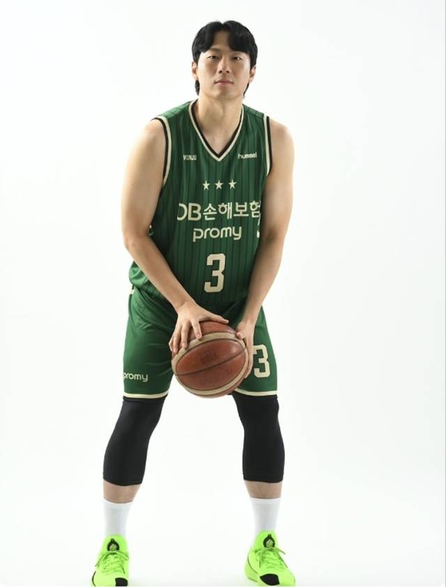 원주 DB의 새로운 홈 유니폼. 이정현이 모델로 나섰다. /사진=원주 DB