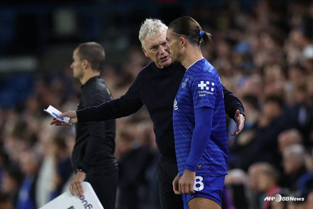 데이비드 모예스 에버턴 감독(가운데)과 잭 그릴리시. /AFPBBNews=뉴스1