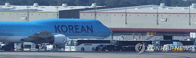 석방 근로자들 전세기 탑승 (애틀랜타=연합뉴스) 신현우 기자 = 이민단속으로 체포됐던 현대차-LG엔솔 배터리공장 건설 현장 직원들이 11일(현지시간) 미국 조지아주 하츠필드-잭슨 애틀랜타 국제공항에 도착해 대한항공 전세기에 탑승하고 있다. 2025.9.12 nowwego@yna.co.kr