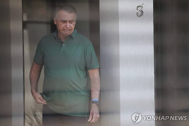 11일(현지시간) 가택연금 중 현관 밖으로 나온 보우소나루 [브라질리아 AP=연합뉴스. 재판매 및 DB 금지]
