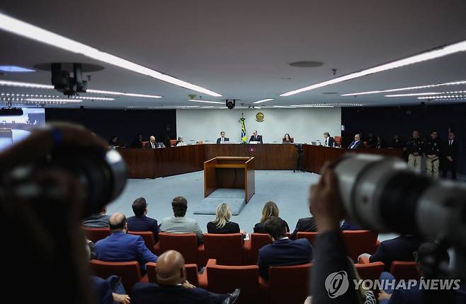 11일(현지시간) 법정에 착석한 브라질 대법관들 [브라질리아 로이터=연합뉴스. 재판매 및 DB 금지]