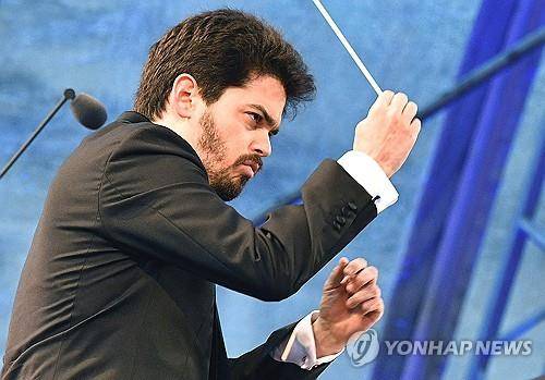 이스라엘 지휘자 라하브 샤니 (빈 AFP=연합뉴스 자료사진) 2018년 5월 8일 빈에서 열린 야외음악회에서 빈 심포니 오케스트라를 지휘하고 있는 이스라엘 지휘자 라바흐 샤니. (Photo by HANS PUNZ / APA / AFP) 2025.9.12.