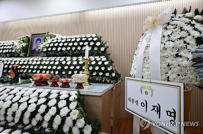 고 이재석 경장 빈소에 놓인 이재명 대통령이 보낸 조화 (인천=연합뉴스) 임순석 기자 = 12일 인천 동구의 한 장례식장에 마련된 해양경찰관 고(故) 이재석 경사 빈소에 이재명 대통령이 보낸 조화가 놓여 있다.
    이 경사는 지난 11일 인천 옹진군 영흥도 갯벌에 고립된 70대 A씨를 구조하는 과정에서 자신이 착용했던 구명조끼를 A씨에게 입혀준 뒤 함께 헤엄쳐 나오다 실종됐다. 2025.9.12 soonseok02@yna.co.kr