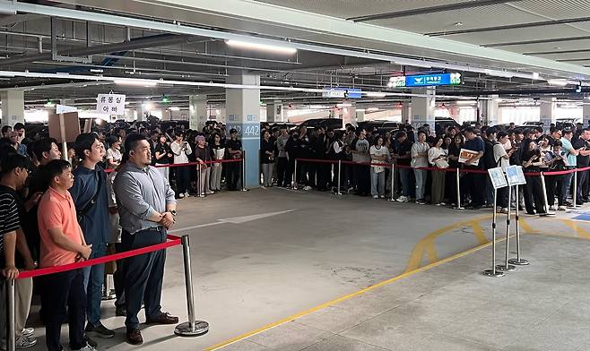 귀국하는 근로자 기다리는 가족들 [촬영 최윤선]