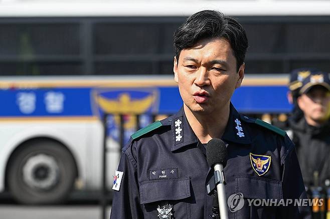 발언하는 박현수 직무대리 (서울=연합뉴스) 김인철 기자 = 윤석열 대통령 탄핵심판 선고를 하루 앞둔 3일 박현수 서울경찰청장 직무대리가 서울 종로구 헌법재판소 앞에서 발언하고 있다. 2025.4.3 [공동취재] yatoya@yna.co.kr