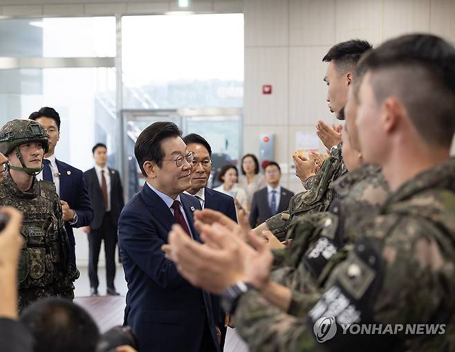 이재명 대통령, 전방부대 장병 격려 (서울=연합뉴스) 이재명 대통령이 12일 강원도 화천 7사단을 방문해 장병들을 격려하고 있다. 2025.9.12 [대통령실 제공. 재판매 및 DB 금지] xyz@yna.co.kr