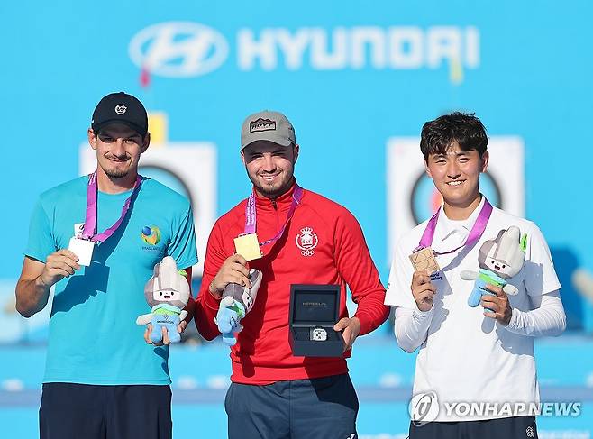 리커브 남자 개인전 시상식 (광주=연합뉴스) 김성민 기자 = 11일 광주 동구 국립아시아문화전당 5·18민주광장에서 열린 2025 세계양궁선수권대회 리커브 남자 개인 시상식에서 선수들이 메달을 들어 보여주고 있다. 왼쪽부터 브라질 마르쿠스 달메이다, 스페인 안드레스 테미뇨, 한국 김제덕.  2025.9.11 ksm7976@yna.co.kr
