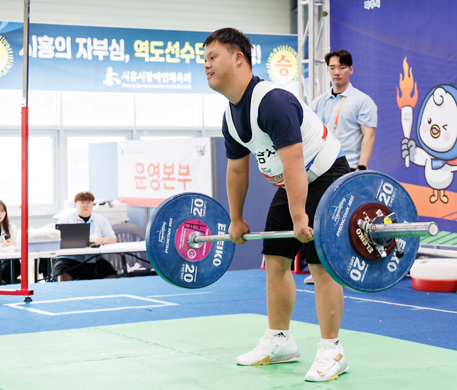 13일 파주 일원에서 열린 제19회 경기도장애인생활체육대회 역도 경기서 참가선수가 바벨을 들고 있다. 사진=경기도장애인체육회