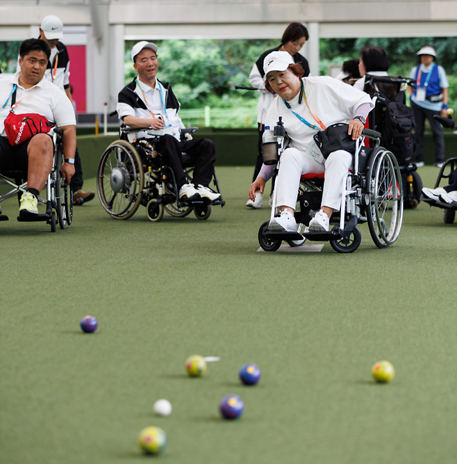 13일 파주 일원에서 열린 제19회 경기도장애인생활체육대회 론볼 경기서 참가선수가 투구하고 있다. 사진=경기도장애인체육회