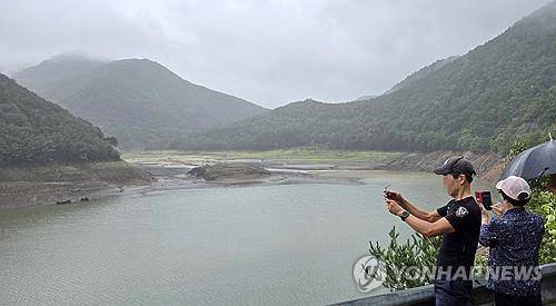 강릉 오봉저수지를 바라보는 시민들