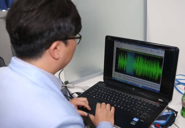 국립과학수사연구원 관계자가 전화 사기 피의자들의 목소리를 분석하고 있다. 연합뉴스