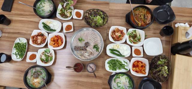 돼지국밥, 항정국밥, 뼈우거지해장국과 항정수육./옥영숙 시인/