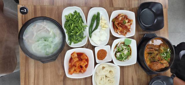 김해 ‘3형 돼지국밥’ 뼈우거지해장국과 항정국밥.