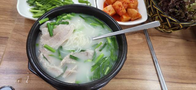 김해 ‘3형 돼지국밥’ 항정국밥.