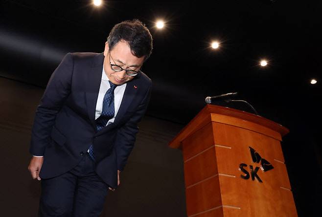 유영상 SK텔레콤 대표이사가 4월 25일 서울 중구 SKT타워에서 고객 정보 보호조치 강화 설명회를 열고 SK텔레콤 이용자 유심(USIM)정보 관리 서버 해킹에 대해 고개 숙여 사과하고 있다. (사진=뉴스1)