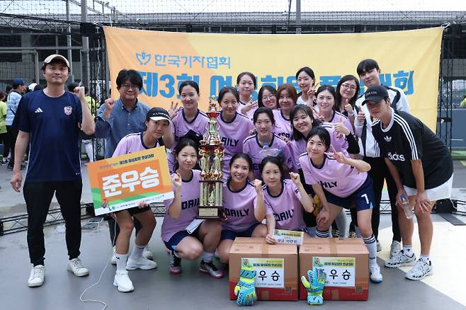 13일 서울 성북구 서경대 풋살파크에서 열린 제3회 한국기자협회 여성회원 풋살대회에서 준우승을 차지한 이데일리 선수단과 코치진이 기념 사진을 찍고 있다. 사진=이영훈 기자