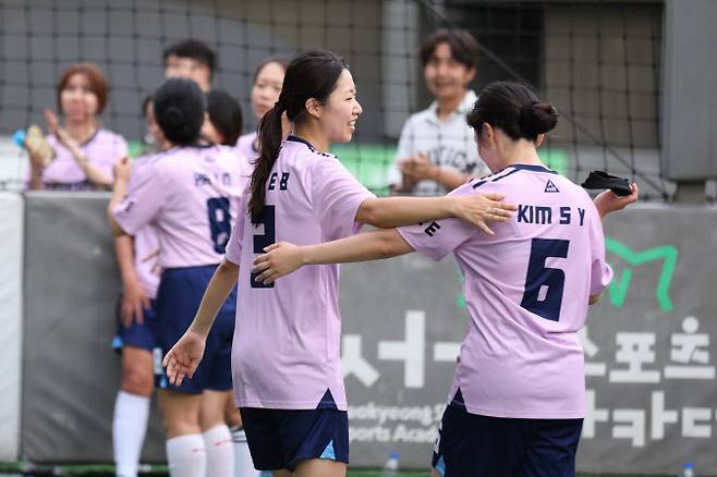이데일리 김은비 기자와 김세연 기자가 13일 서울 성북구 서경대 풋살파크에서 열린 제3회 한국기자협회 여성회원 풋살대회에서 서로를 격려하고 있다. 사진=이영훈 기자